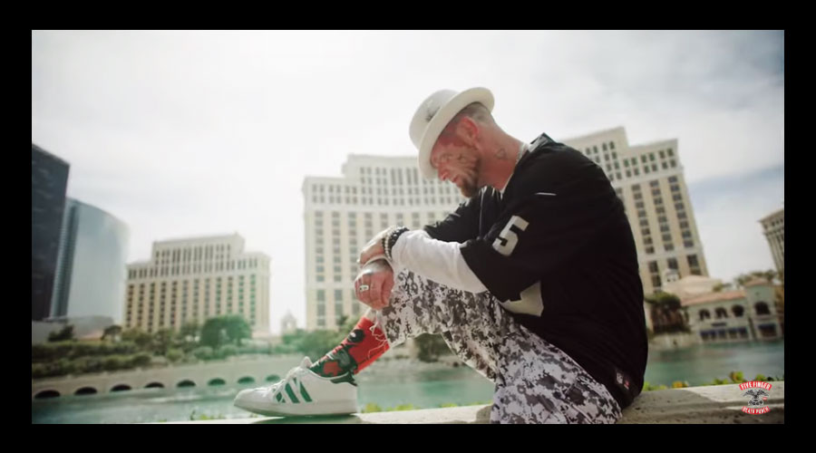 Five Finger Death Punch lança clipe de “A Little Bit Off”