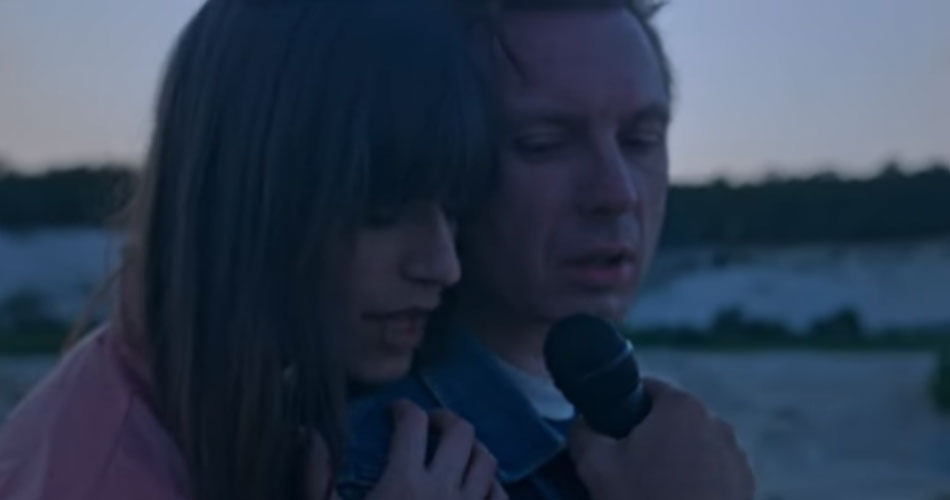 Alex Kapranos, do Franz Ferdinand, e a francesa Clara Luciani estão no clipe de “Summer Wine”