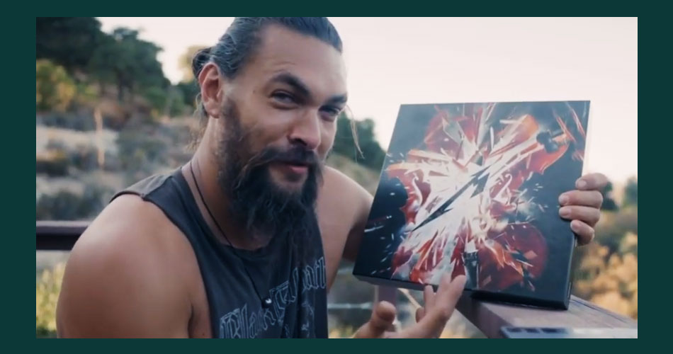 Jason Momoa, o Aquaman do cinema, se emociona ao receber o novo trabalho do Metallica