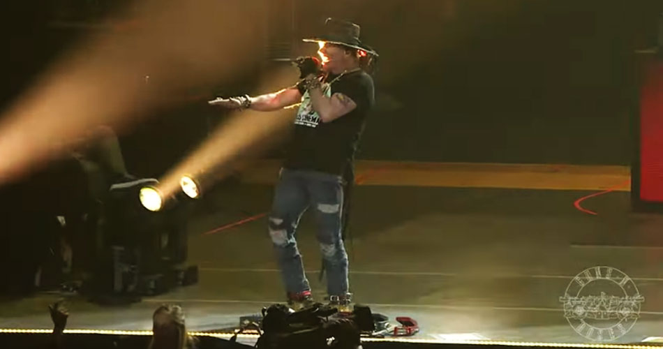 Axl Rose faz alerta sobre voos de “drones piratas” em show do Guns N’Roses