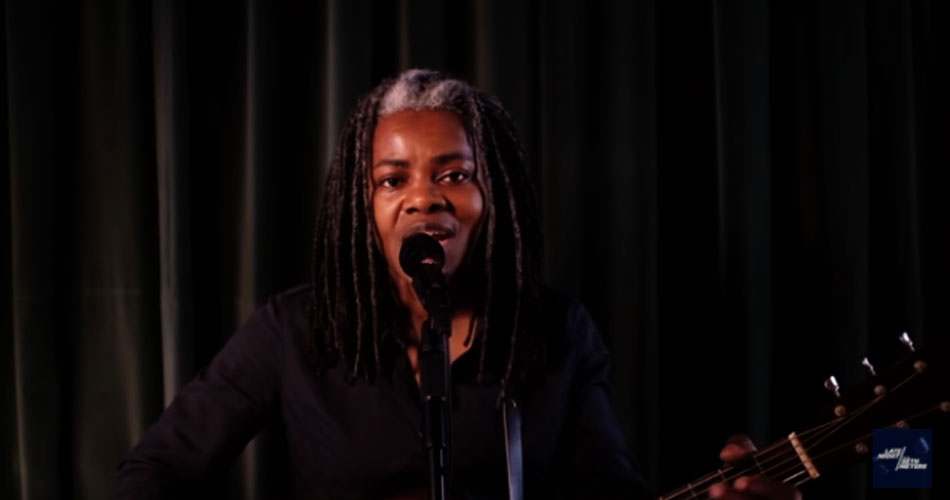 Tracy Chapman faz rara aparição na TV e canta “Talkin’ Bout A Revolution”