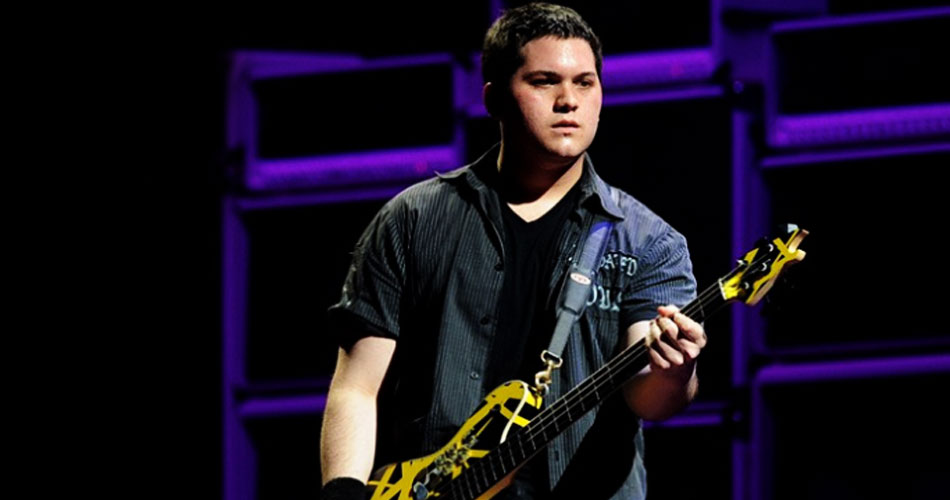 Wolfgang Van Halen toca “My Hero” em tributo a Taylor Hawkins