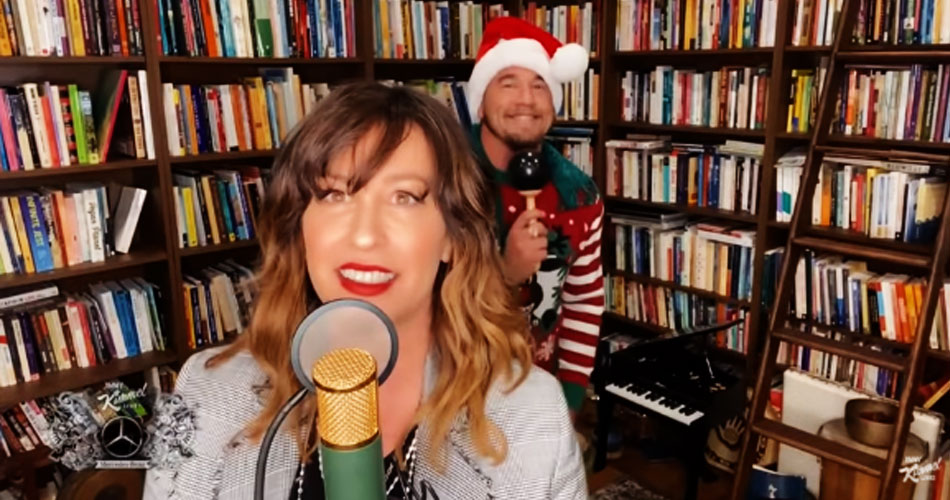 Alanis Morissette apresenta na TV sua versão de “Happy Xmas (War is over)”, de John Lennon