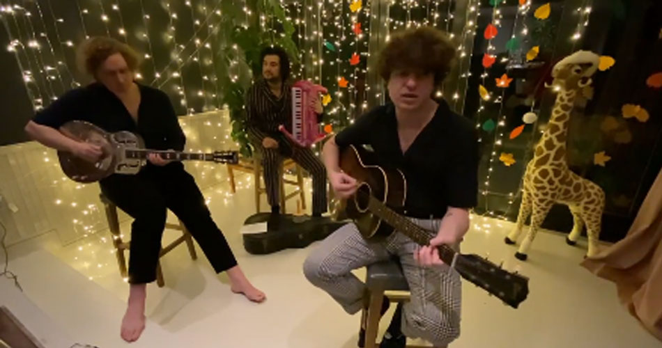 The Kooks apresenta sua cover de “Happy Xmas (War Is Over)”, de John Lennon