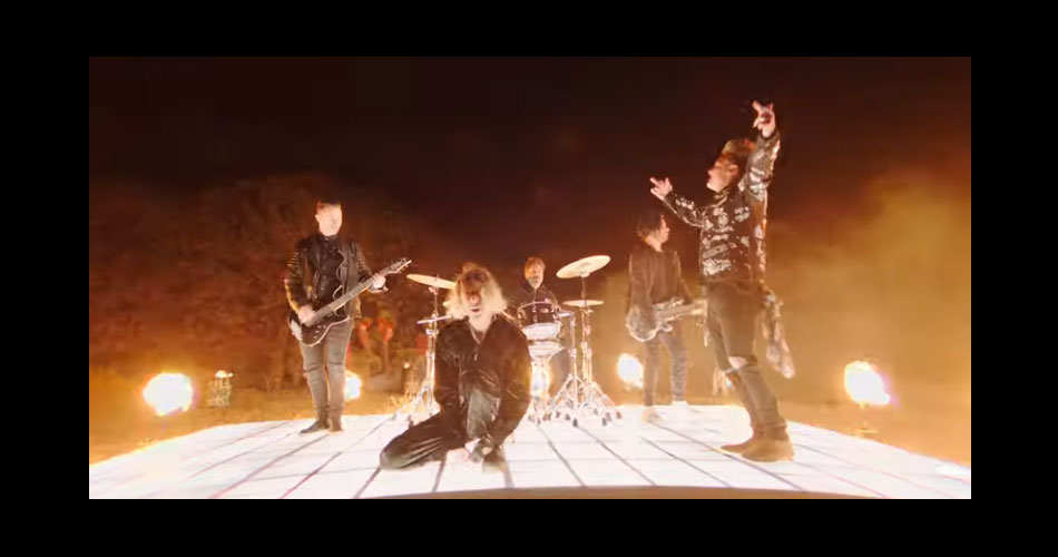 Papa Roach recruta estrela do TikTok para nova versão de “Last Resort”; veja o clipe