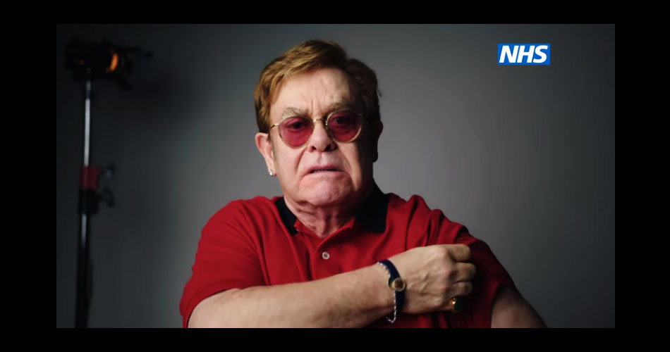 Elton John aparece em vídeo e convoca britânicos a se vacinarem contra Covid-19