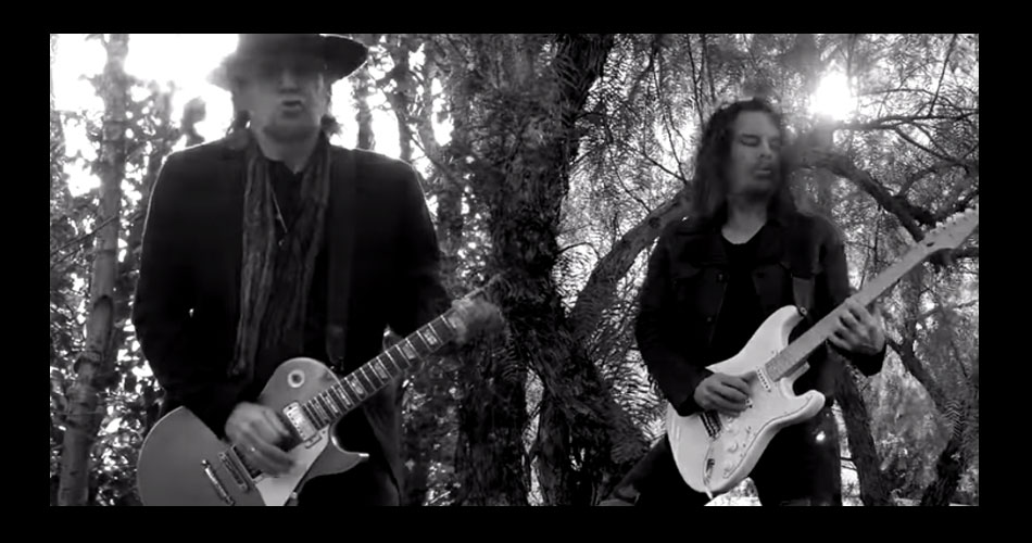 Adrian Smith e Richie Kotzen lançam clipe do single “Scars”