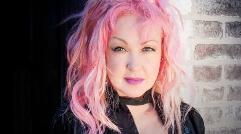 Cyndi Lauper critica decisão que derruba direito ao aborto nos EUA com versão acústica de “Sally’s Pigeons”