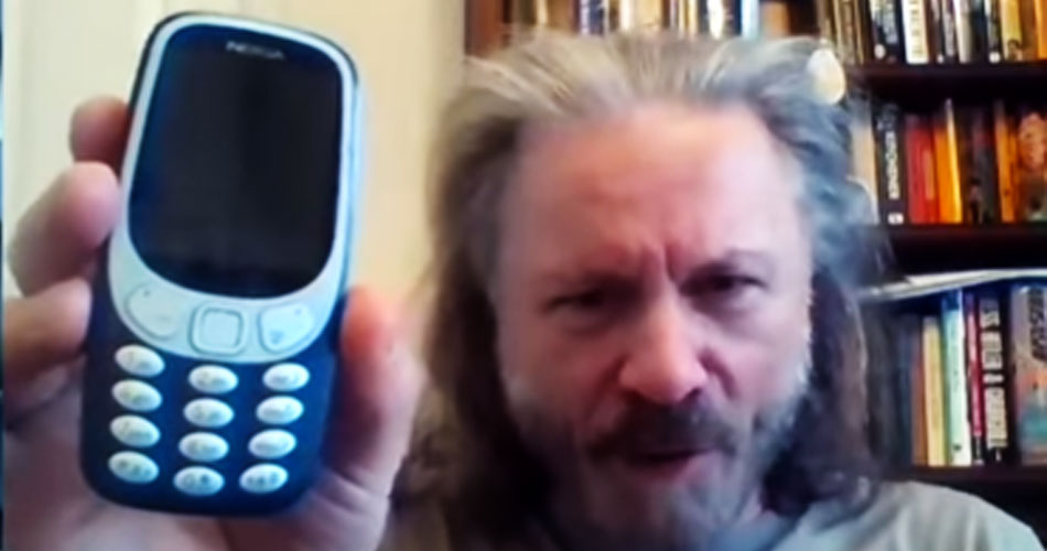 Bruce Dickinson anuncia que começou a usar “smartphone”