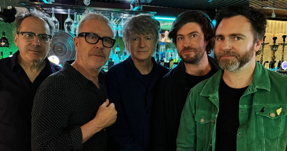 Crowded House lança videoclipe de seu novo single “Playing With Fire”