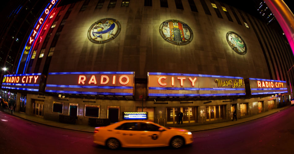 NYC: Radio City Music Hall reabrirá com 100% da capacidade e sem necessidade de máscaras