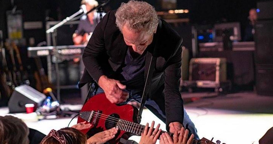 Lindsey Buckingham anuncia seu 1º álbum solo em uma década; ouça o single “I Don’t Mind”