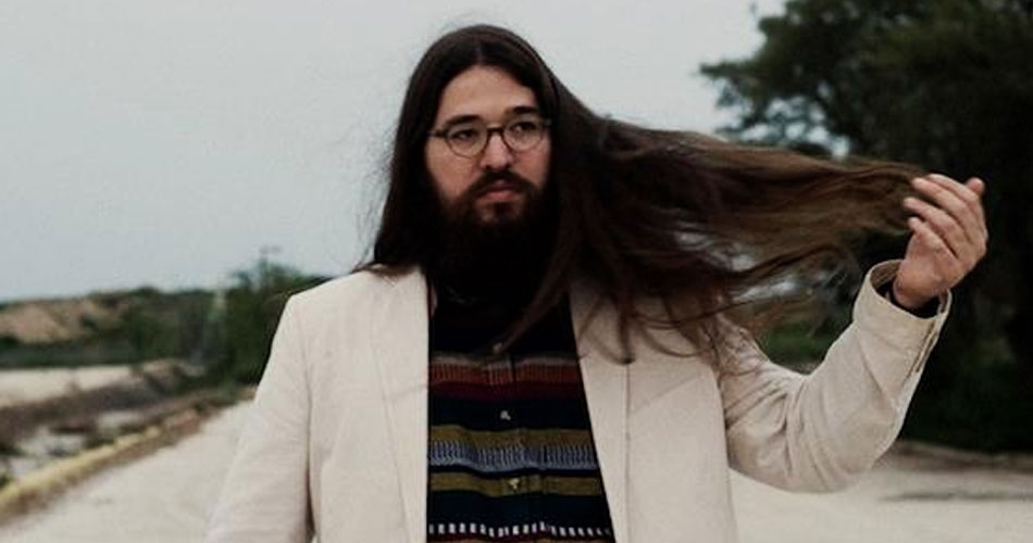 Matthew E. White apara cabeleira em clipe de seu novo single “Electric”