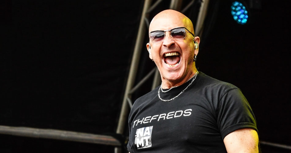 Crítico das vacinas, vocalista do Right Said Fred é hospitalizado com covid-19