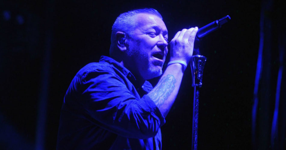 Steve Harwell, do Smash Mouth, surta no palco e anuncia aposentadoria