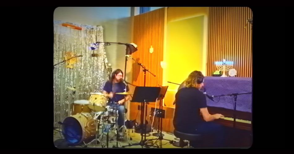 Vídeo: Dave Grohl e Greg Kurstin fazem cover de clássico do The Clash