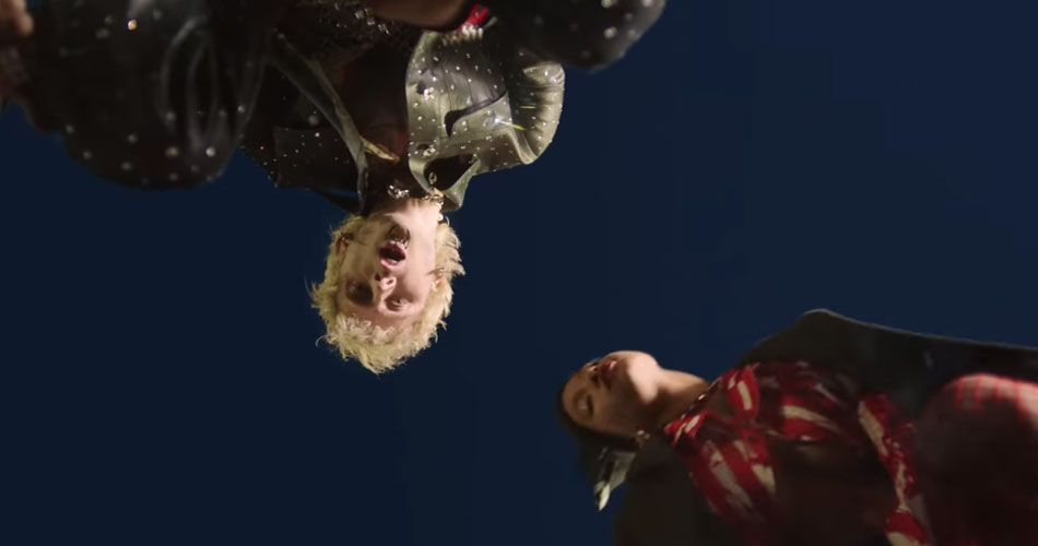 Machine Gun Kelly: single “Emo Girl”, com Willow, ganha videoclipe