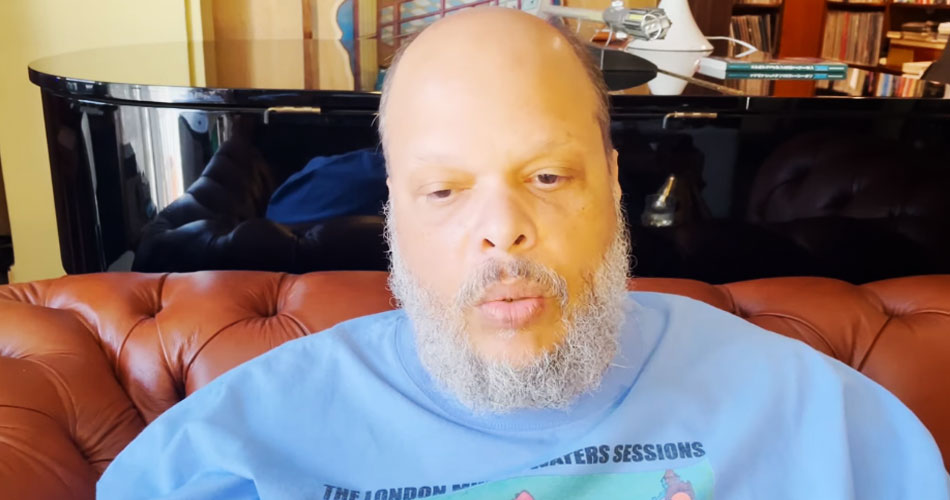 Ed Motta publica vídeo pedindo perdão por ter xingado Raul Seixas