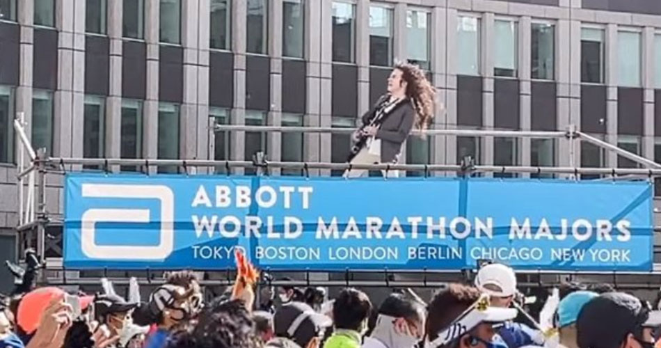 Marty Friedman, ex-Megadeth, faz performance na abertura da Maratona de Tóquio