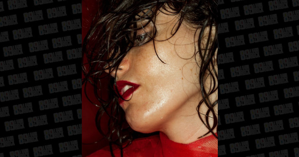 Destaque na trilha de “Peaky Blinders”, Anna Calvi anuncia EP e libera audição de single