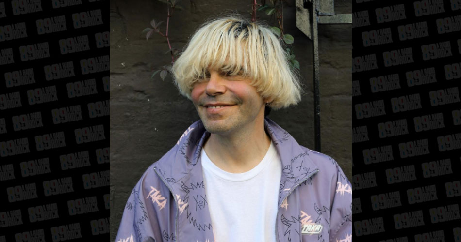 Tim Burgess, do The Charlatans, lança novo single; veja clipe de “Here Comes The Weekend”