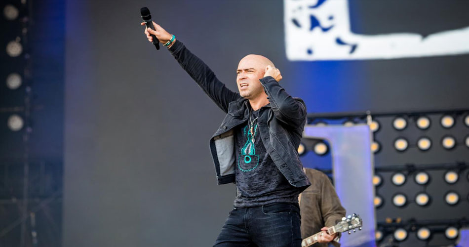 Live: Ed Kowalczyk assume comando da banda e demite guitarrista