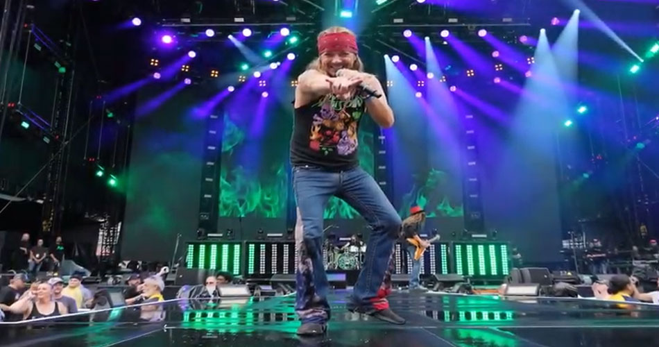 Dois dias após ser hospitalizado, Bret Michaels volta aos palcos com o Poison