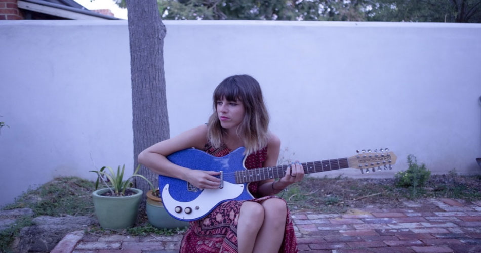 Melody Prochet celebra 10 anos do álbum “Melody’s Echo Chamber”