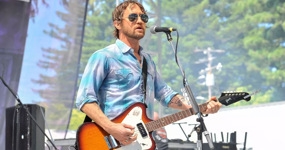 Foo Fighters: Chris Shiflett lança faixa solo “Born & Raised”