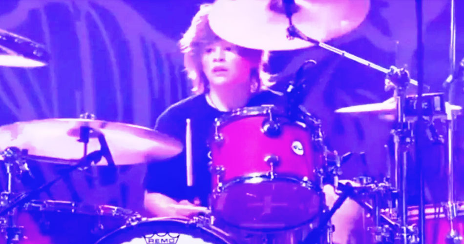 Vídeo: filho adolescente de Taylor Hawkins faz performance emocionante com o Foo Fighters