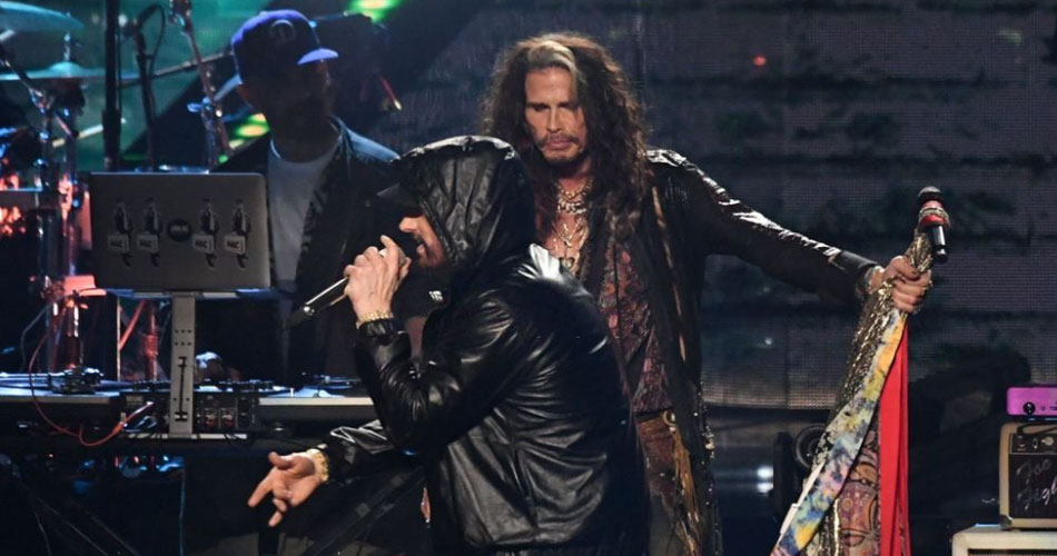 Eminem leva Steven Tyler ao palco em sua introdução no Hall da Fama do Rock