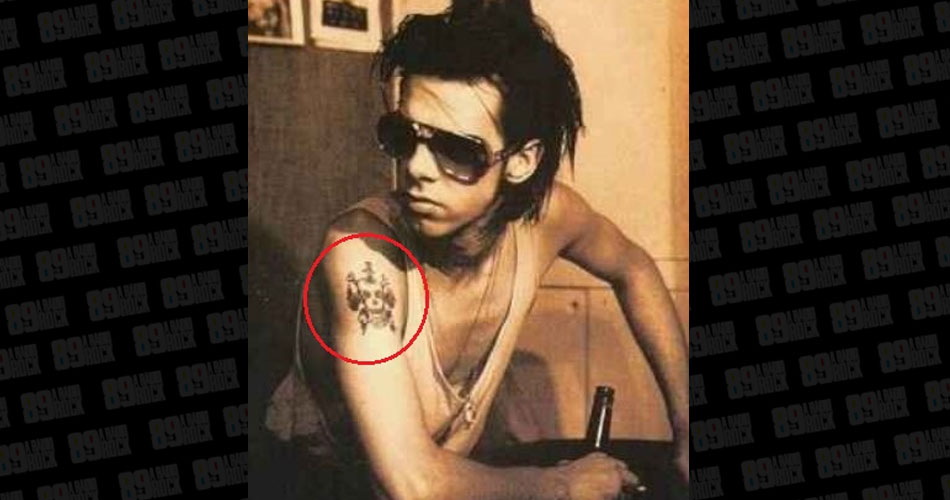 Com “ANITA” estampada no ombro, Nick Cave dá conselho para jovens que pretendem fazer tatuagem