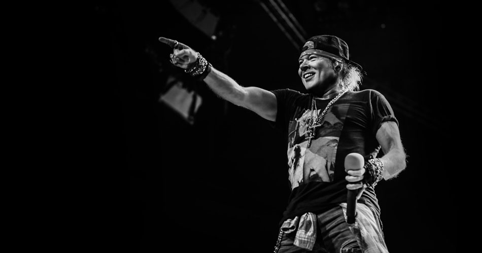 Para evitar mimimi da mídia, Axl Rose deixará de jogar microfone na plateia