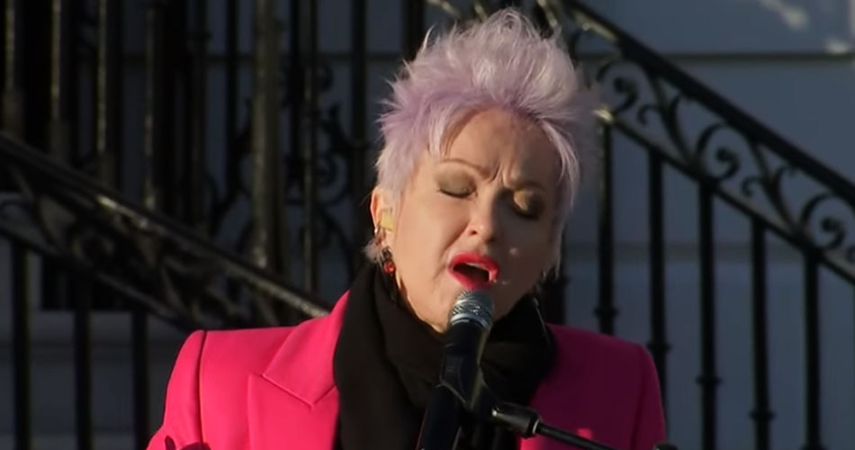 Cyndi Lauper canta “True Colors” após assinatura de lei americana em defesa do casamento homoafetivo