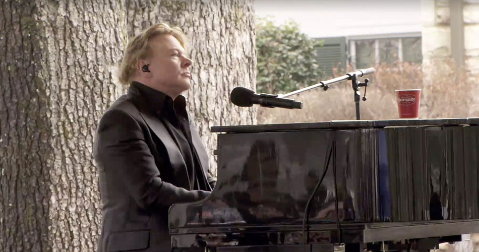 Com piano, Axl Rose apresenta “November Rain” em memorial de Lisa Marie Presley