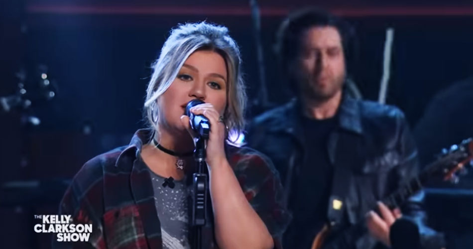 Kelly Clarkson faz nova versão para “All The Small Things”, do Blink-182