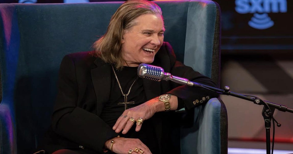 Mesmo com dificuldade para levantar do sofá, Ozzy Osbourne diz que está focado em retorno aos palcos