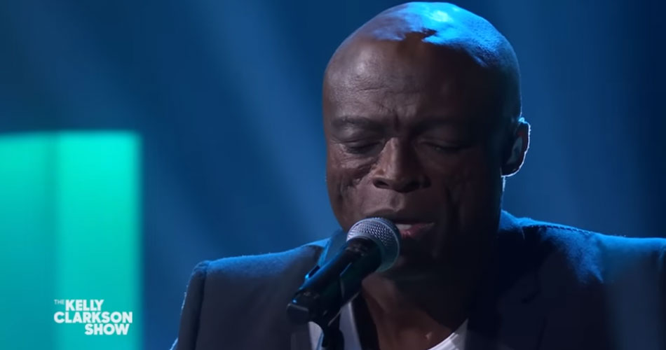 Seal canta “Kiss From a Rose” na TV e conta como a canção foi parar no filme do Batman