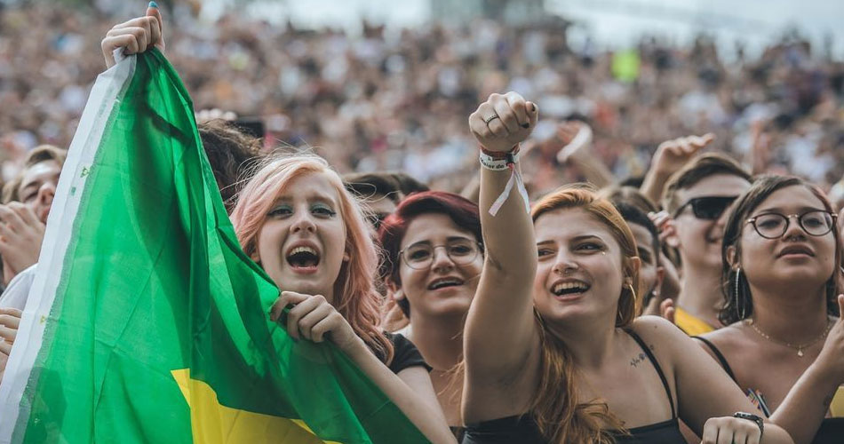 Serasa viraliza no Twitter ao fazer alerta sobre onda de shows internacionais no Brasil