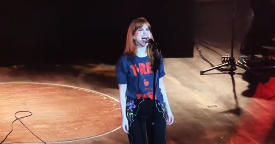 Vídeo: Paramore faz homenagem à Beyoncé com versão intimista de “I Miss You”