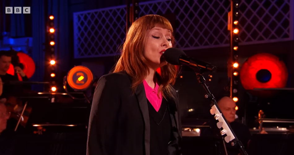 Vídeo: Suzanne Vega apresenta clássico “Tom’s Diner” com orquestra da BBC