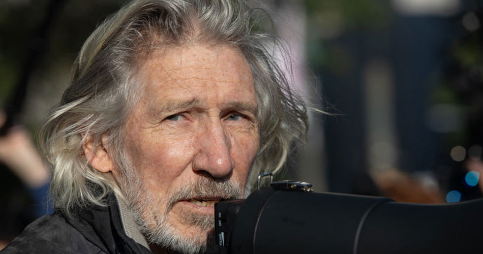 Roger Waters pede liberdade para Julian Assange