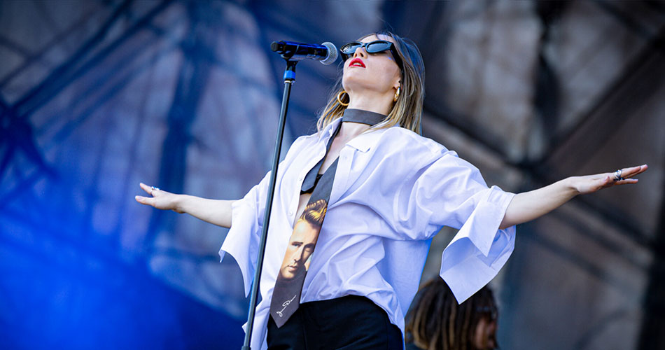 Lollapalooza Brasil: Suki Waterhouse apresenta show repleto de simpatia