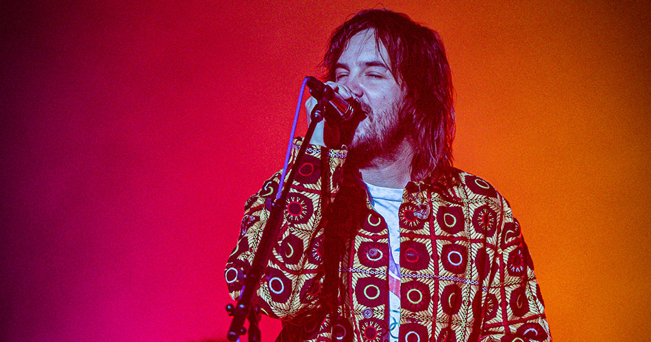 Tame Impala mostra seu poder hipnotizante em grande show no Lollapalooza Brasil