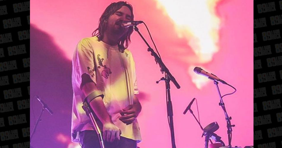 Com quadril fraturado, Kevin Parker, do Tame Impala, se apresenta de muletas no México