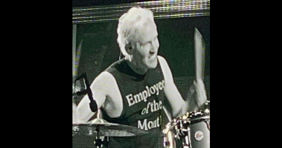 Com camiseta de “Funcionário do Mês”, Josh Freese estreia no Foo Fighters, que inicia turnê mundial