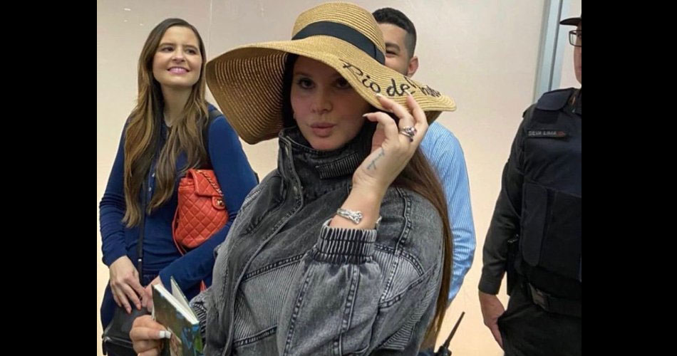 Lana Del Rey canta “Video Games” com fãs em aeroporto no RJ