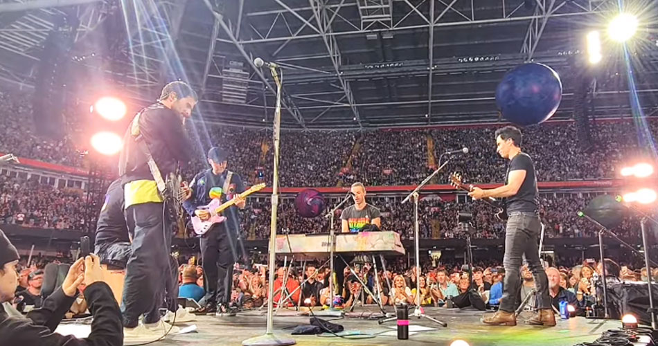 Coldplay toca “Dakota”, do Stereophonics, com participação de Kelly Jones