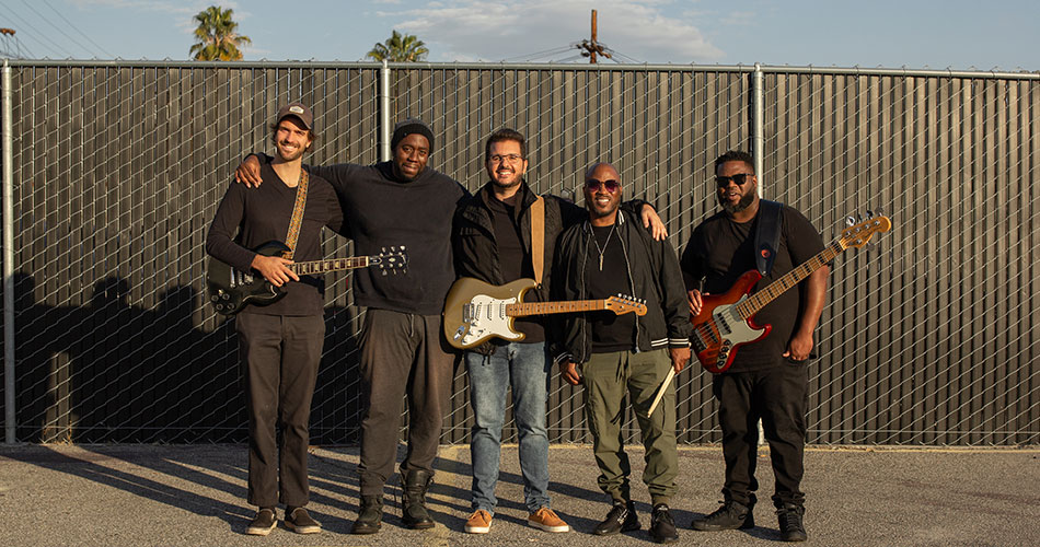 Guitarrista brasileiro lança primeiro single com banda formada por Tim Carmon (Eric Clapton) e outros nomes da música norte-americana