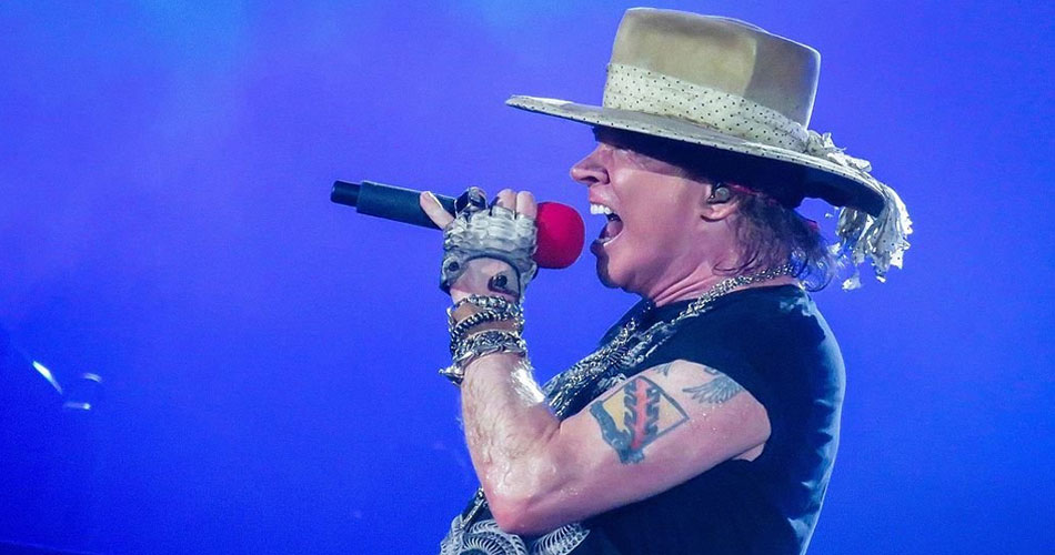 Axl Rose cai no palco em novo show do Guns N’ Roses na Inglaterra